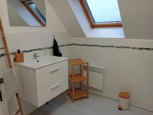 アレストにあるLa Maison Enzoのバスルーム(シンク、天窓付)