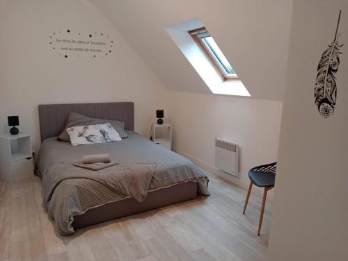 アレストにあるLa Maison Enzoのベッドルーム(ベッド1台、天窓付)
