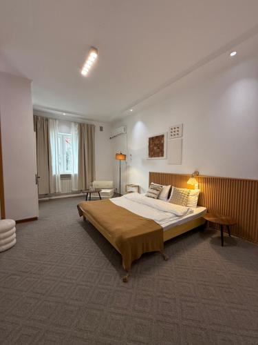 Ένα ή περισσότερα κρεβάτια σε δωμάτιο στο shymbulak gateway homestay