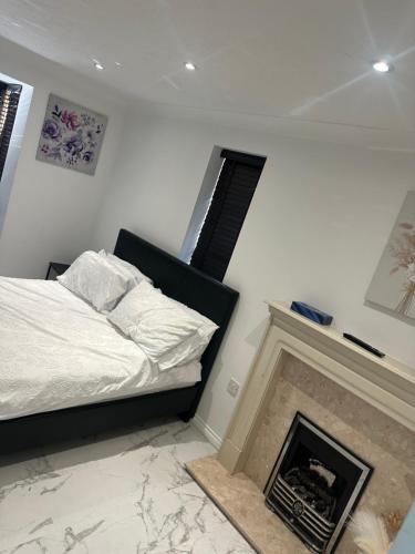 Ένα ή περισσότερα κρεβάτια σε δωμάτιο στο Luxury 1 Bedroom Back House In Lakeside