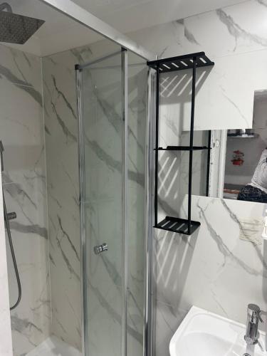 Ένα μπάνιο στο Luxury 1 Bedroom Back House In Lakeside