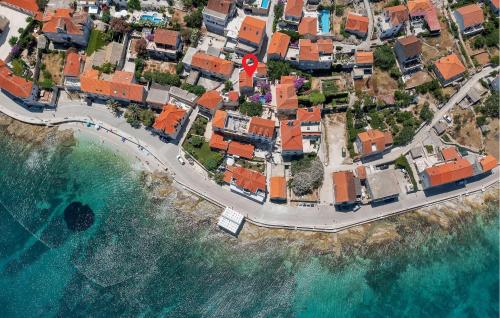 スティヴァンにあるBeautiful Home In Sutivanの海に面した町の航空写真