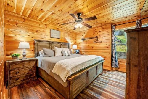 Un dormitorio con una cama y un ventilador de techo. en Pinot Paradise, en Pigeon Forge