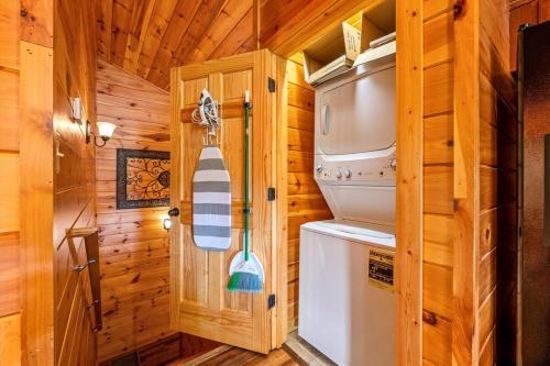 una cocina con lavadora y secadora en una casa pequeña en Pinot Paradise, en Pigeon Forge