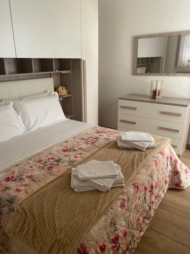 a bedroom with a bed with two towels on it at cas'Elisa in Cisternino