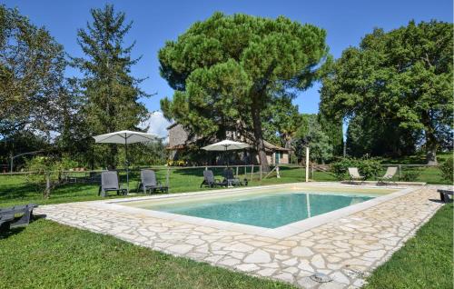 - une piscine dans une cour avec des chaises et des parasols dans l'établissement Maurizia, à Bagnoregio