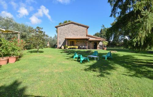 une cour avec trois chaises bleues devant une maison dans l'établissement Maurizia, à Bagnoregio