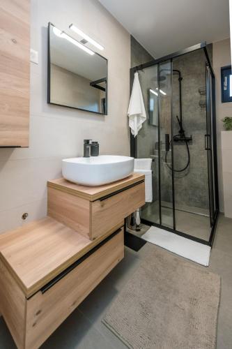 LuxStay Apartments APT3 - Private Parking, Terrace