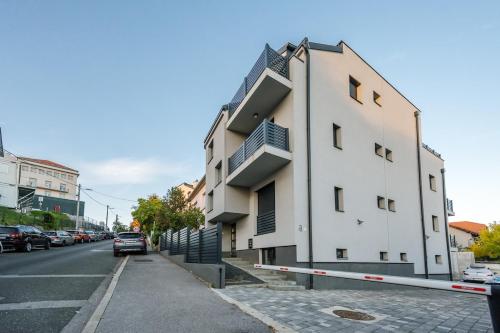 LuxStay Apartments APT3 - Private Parking, Terrace