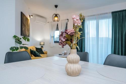 LuxStay Apartments APT3 - Private Parking, Terrace