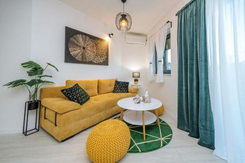LuxStay Apartments APT3 - Private Parking, Terrace