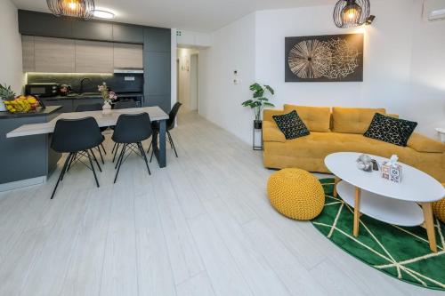 LuxStay Apartments APT3 - Private Parking, Terrace