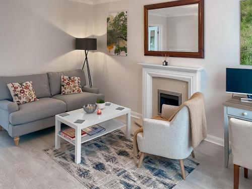 コッカーマスにあるRubby Banks Retreatのソファとテーブルとテレビのあるリビングルーム