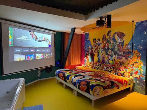 Postel nebo postele na pokoji v ubytování Capsule Family - Sauna - Jacuzzi - Projecteur - Billard - Nintendo Switch 2 - Filet suspendu