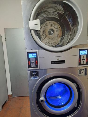 a washing machine with a blue inside of it at Brincalquimia in Setúbal