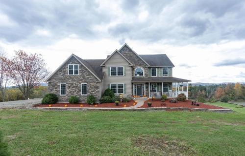 een groot huis met een grote tuin bij 11-Acre Retreat I Firepit, Pickleball and Nature 