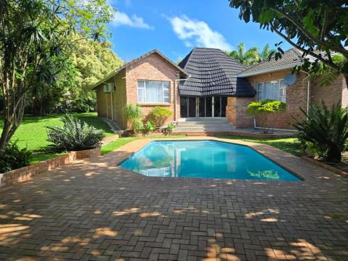 Πισίνα στο ή κοντά στο Nombango Guest House