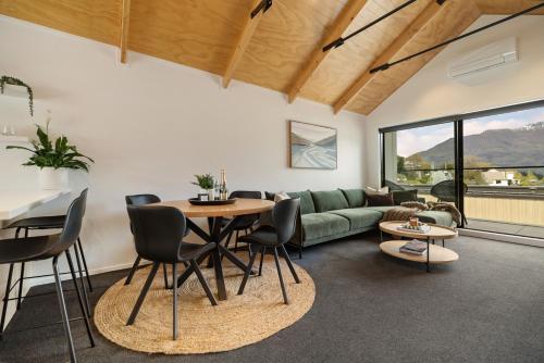 Et opholdsområde på Luxury Queenstown Apartment