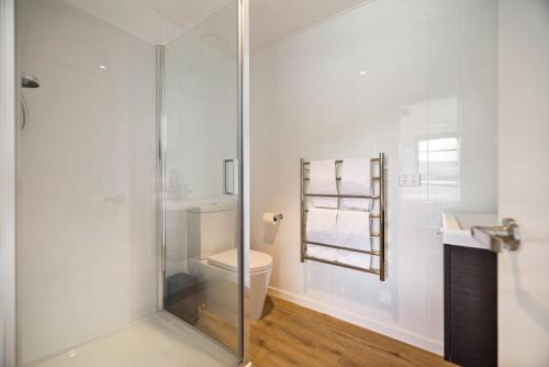 Et badeværelse på Luxury Queenstown Apartment