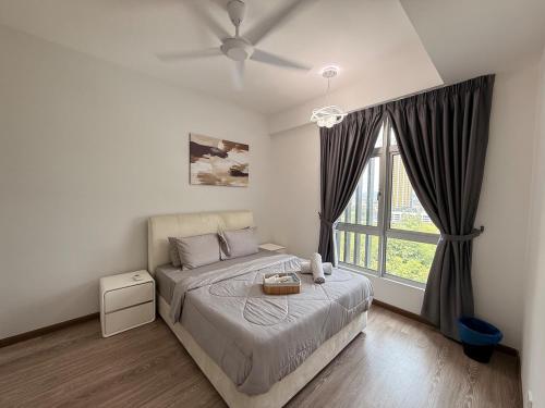 Un dormitorio con una cama y una ventana grande en Self Check in Mirai Kajang 3BR, en Kajang