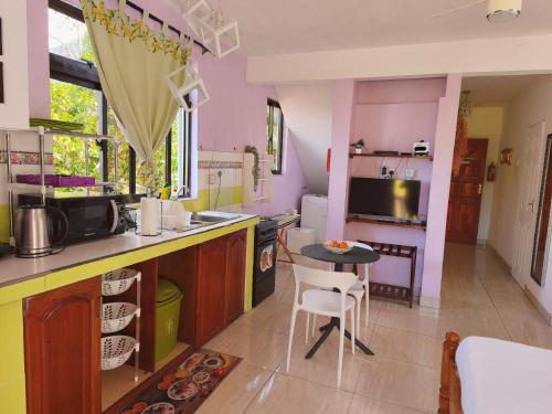 Kitchen o kitchenette sa Anne Hillside Apartment