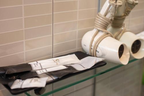 Un mostrador con un cuchillo y rollos de papel higiénico. en Eclipse Legend Hotel, en Hanói