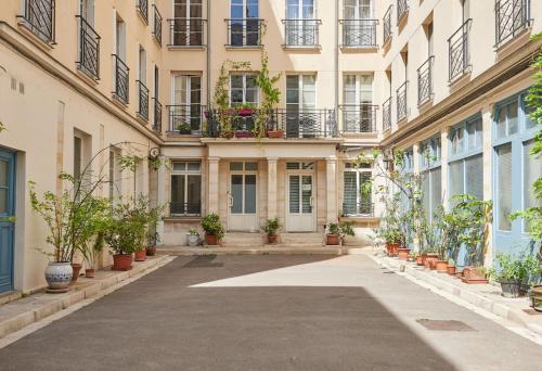 A small studio in Le Marais - VI