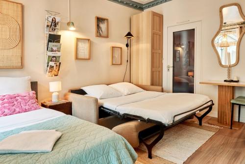 A small studio in Le Marais - VI