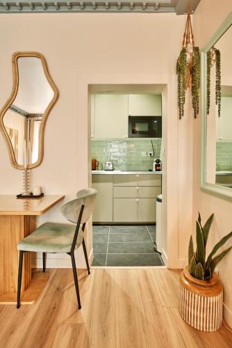 A small studio in Le Marais - VI
