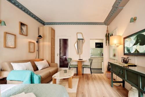 A small studio in Le Marais - VI