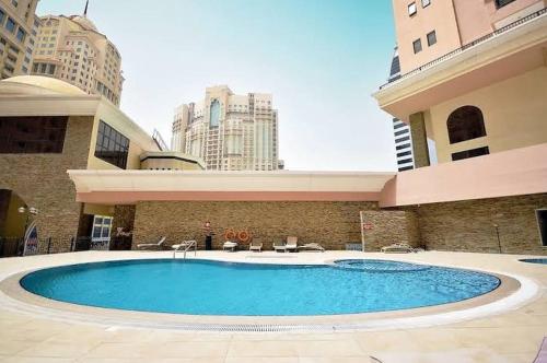 Bazén v ubytování Cozy & Stylish Studio in Silicon Oasis nebo v jeho okolí