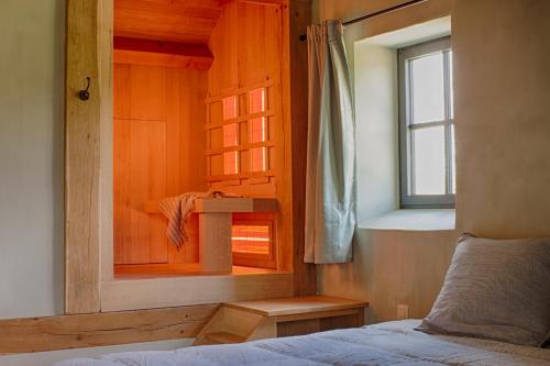 a bedroom with a bed and a window and a bed sidx sidx sidx at B&B de ZIL in Herselt