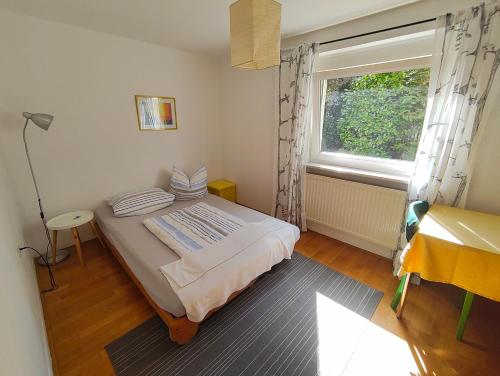 a small bedroom with a bed and a window at Ferienwohnung kleines Lautertal in Herrlingen