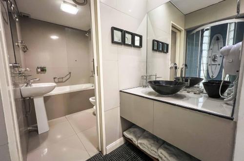 サン・ミゲル・デル・モンテにあるPosada Suiza by Prima Collectionの洗面台が2つと鏡が2つあるバスルーム