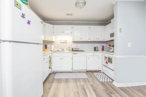 eine Küche mit weißen Schränken und weißen Geräten in der Unterkunft No Place Like Homeplace Ii in Fayetteville