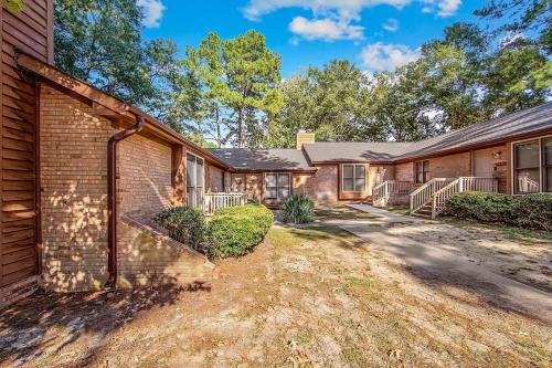 einen Blick auf ein Backsteinhaus mit Auffahrt in der Unterkunft No Place Like Homeplace Ii in Fayetteville