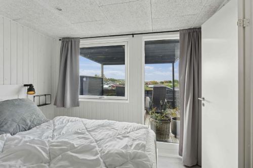 Postel nebo postele na pokoji v ubytování Lovely Holiday Home With Sea View