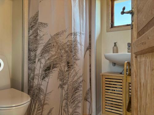 Koupelna v ubytování Cozy Small Holiday Home With Sea View