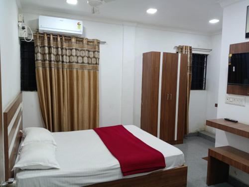 Habitación pequeña con cama y cortina en Pacio Residency, en Kanchipuram