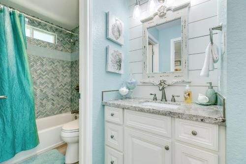 Koupelna v ubytování Ultimate Beachfront Large Deck Pet Paradise