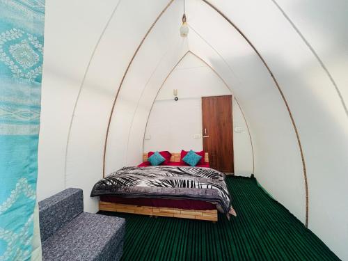 Ένα ή περισσότερα κρεβάτια σε δωμάτιο στο Hilltop camp kasol