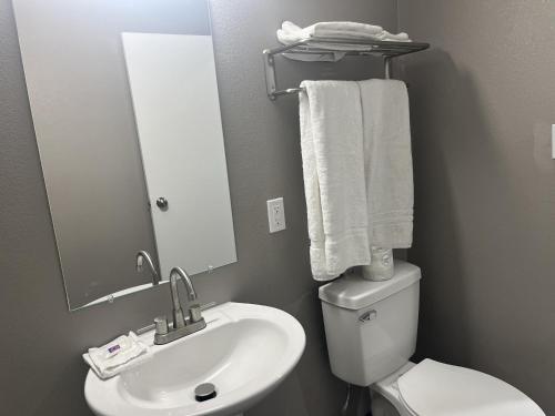 Ένα μπάνιο στο Motel 6 - Las Vegas, NV – Downtown Fremont St Experience