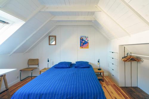 1 dormitorio con 1 cama azul en el ático en Ty Beg-Hir - 10min à pied du Port, en Tréboul