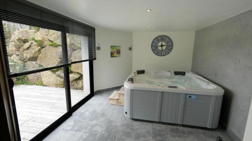 カルナックにあるVilla Mané Lann Maison d'hôtes & spaの大きな窓のある部屋にある浴槽