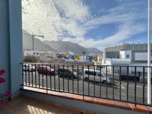 Pemandangan gunung umum atau pemandangan gunung yang diambil dari apartmen