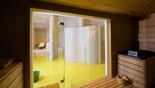 a bathroom with a glass shower in a room at Weinhotel Kaisergarten in Alzey