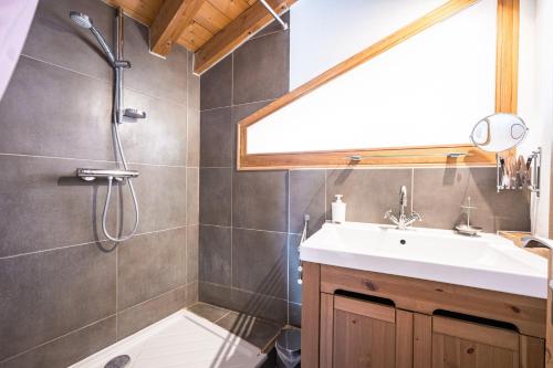 ein Badezimmer mit Waschbecken und Dusche in der Unterkunft Le Grenier - Chalet DDA La Combe in La Combe