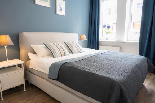 Un dormitorio con una cama y una ventana en Kaisercity Apartment 6, en Núremberg