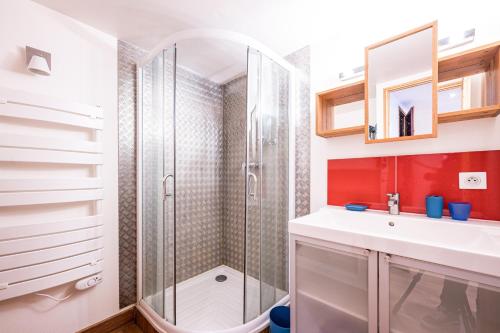 La CombeにあるLa Maison - Chalet DDA La Combeのシャワーと洗面台付きのバスルーム