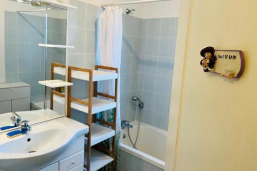 Ένα μπάνιο στο Maison Héloïse - 2 chambres - Terrasse privée - Vacances au calme avec tous les commerces à proximité